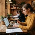 Kompozycja ilustrująca zagadnienie raport Plagiat.pl w pracach dyplomowych